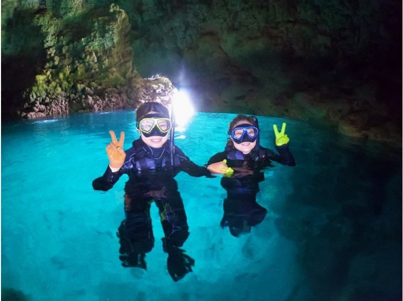 [Okinawa / Blue Cave / Snorkel] Enjoy the blue cave and tropical fish feeding