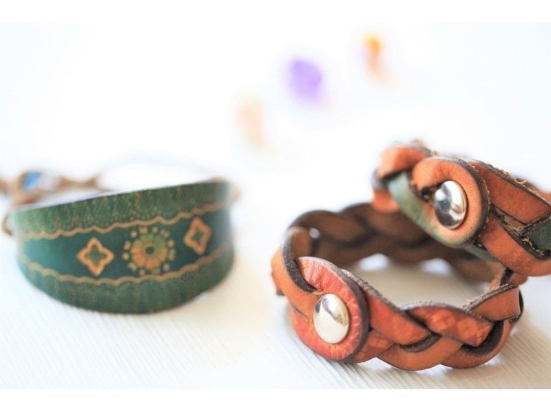 [Osaka Namba] Leather craft one day experience ☆ Sense up experience to handcraft bangles and key chains ♪の紹介画像