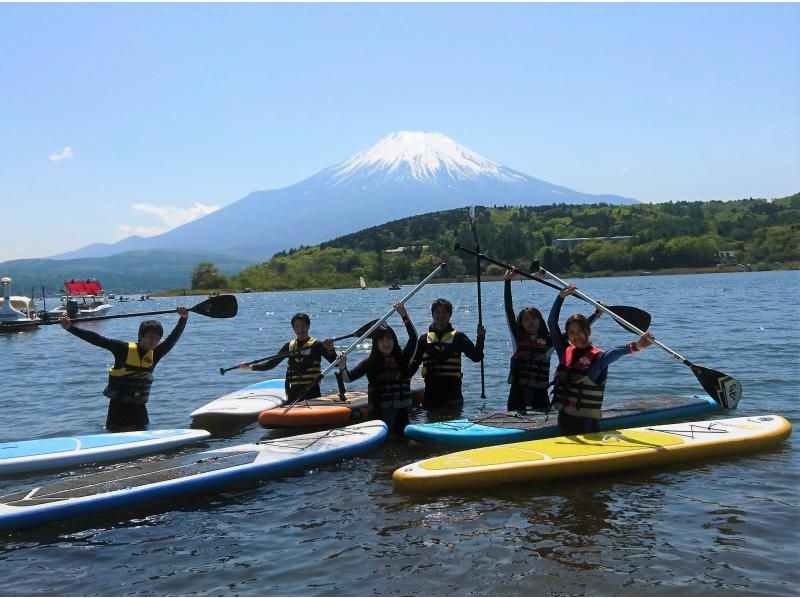 山中湖「AIR　STREAM(エアストリーム)」　SUP（サップ）体験を楽しむ人々