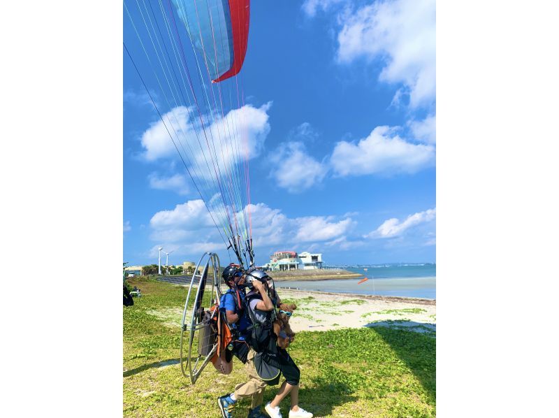 [Okinawa Nakagusuku] Motor Paragliding sightseeing experience flight! (Regional coupon available)の紹介画像