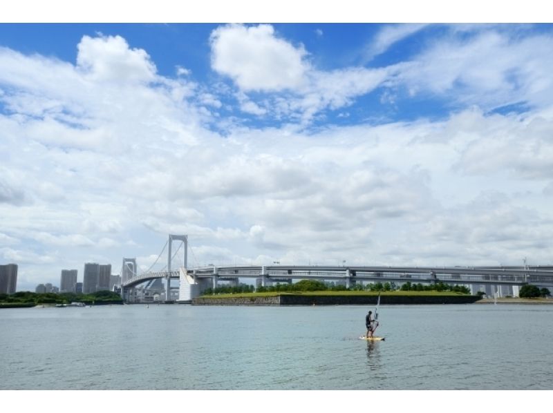 【東京・お台場】お台場唯一のSUP教室！初心者歓迎！レインボーブリッジを眺めながら絶景SUP体験♪の紹介画像