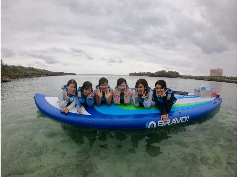 [Okinawa ・ Miyakojima] 1 boat / Maximum 7-seater ☆ Everyone has fun exploring the sea! BIG SUP (60 minutes)の紹介画像