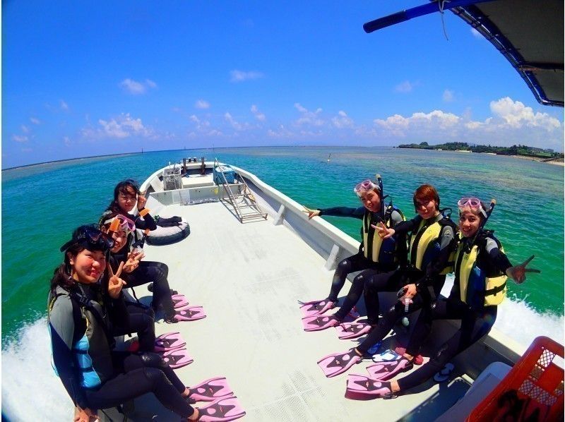 【毎日5組限定】ボートで楽々！青の洞窟シュノーケリング＆絶景パラセーリング★EX絶景体験★青の洞窟写真★熱帯魚餌付けの紹介画像