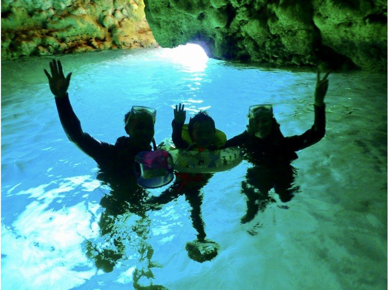 【毎日5組限定】ボートで楽々！青の洞窟シュノーケリング＆絶景パラセーリング★EX絶景体験★青の洞窟写真★熱帯魚餌付けの紹介画像