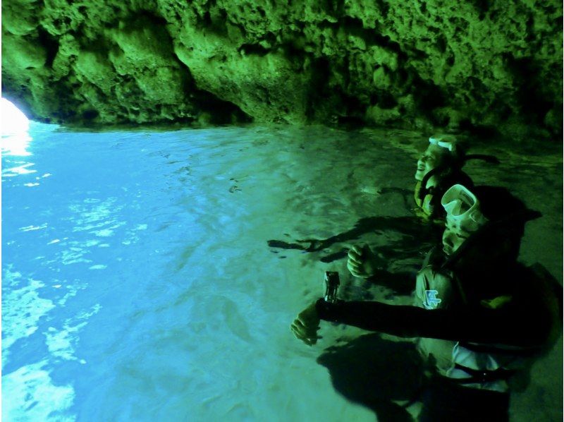 【毎日5組限定】ボートで楽々！青の洞窟シュノーケリング＆絶景パラセーリング★EX絶景体験★青の洞窟写真★熱帯魚餌付けの紹介画像