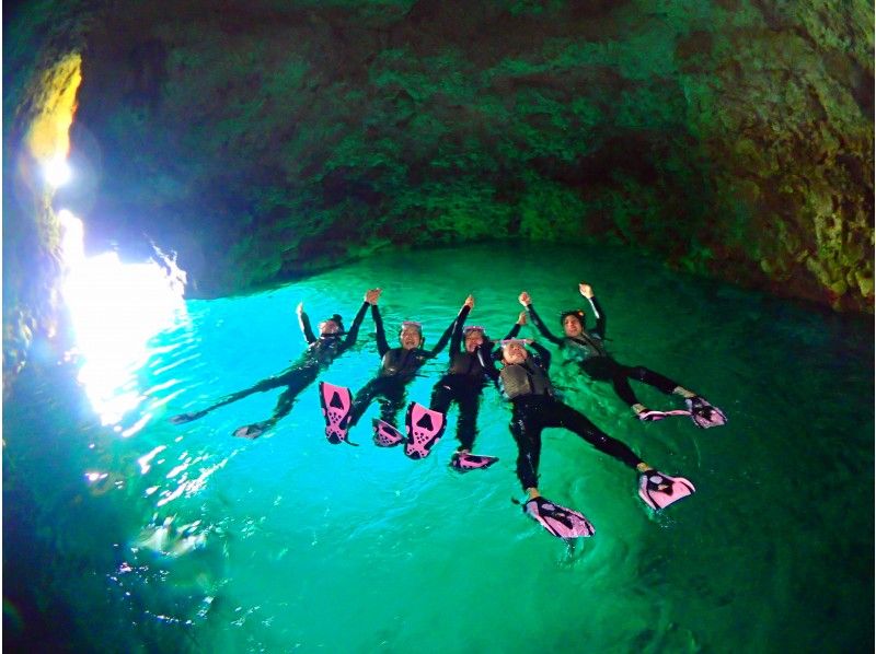 【毎日5組限定】ボートで楽々！青の洞窟シュノーケリング＆絶景パラセーリング★EX絶景体験★青の洞窟写真★熱帯魚餌付けの紹介画像