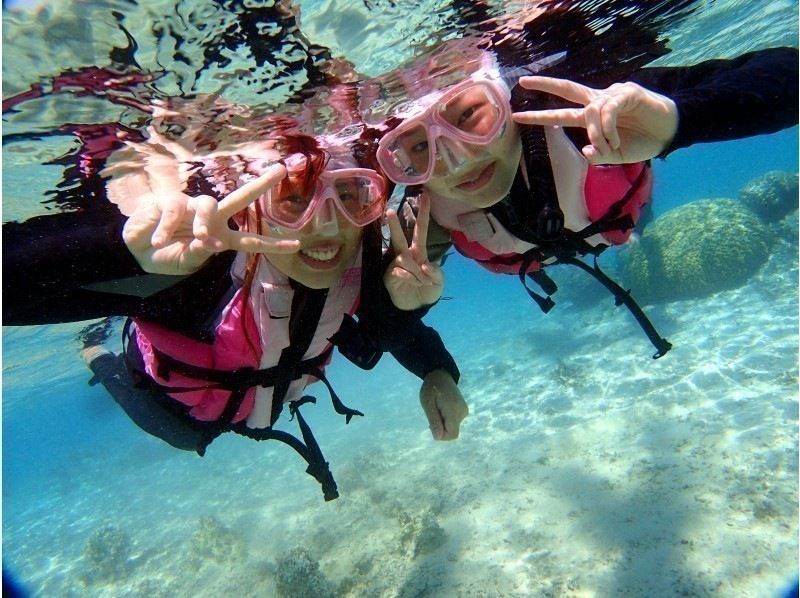 【毎日5組限定】ボートで楽々！青の洞窟シュノーケリング＆絶景パラセーリング★EX絶景体験★青の洞窟写真★熱帯魚餌付けの紹介画像