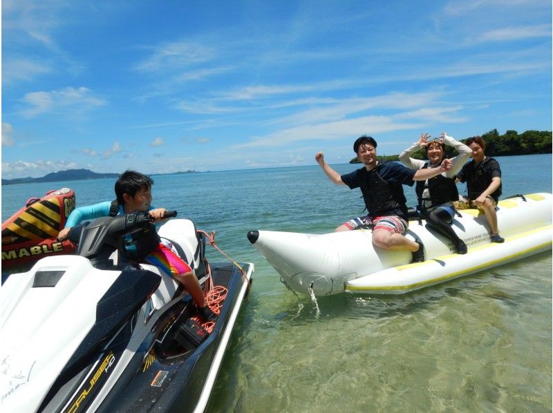 Parents and children enjoying marine sports Marine Shop Ishigaki Island Smile Improvement Contractor