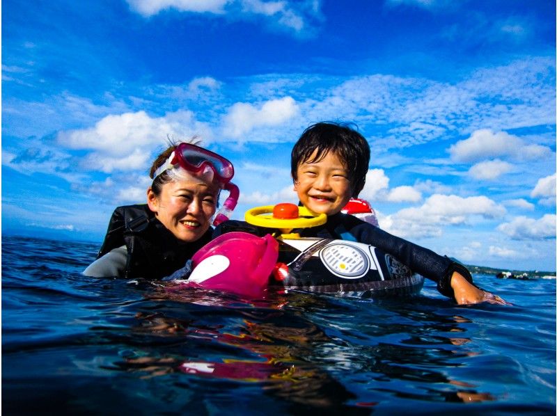 [오키나와파랑의 동굴] 2 세 ~ 푸른 동굴 ぷくぷく 스노클링! 수중 사진 & 별의 모래 선물, 먹이주기 체험도 무료の紹介画像