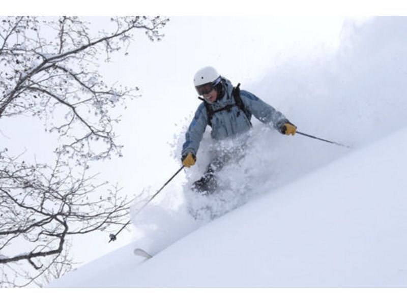 A scene from a backcountry training session held by the Hokkaido operator "TAC Tokachi Adventure Club"