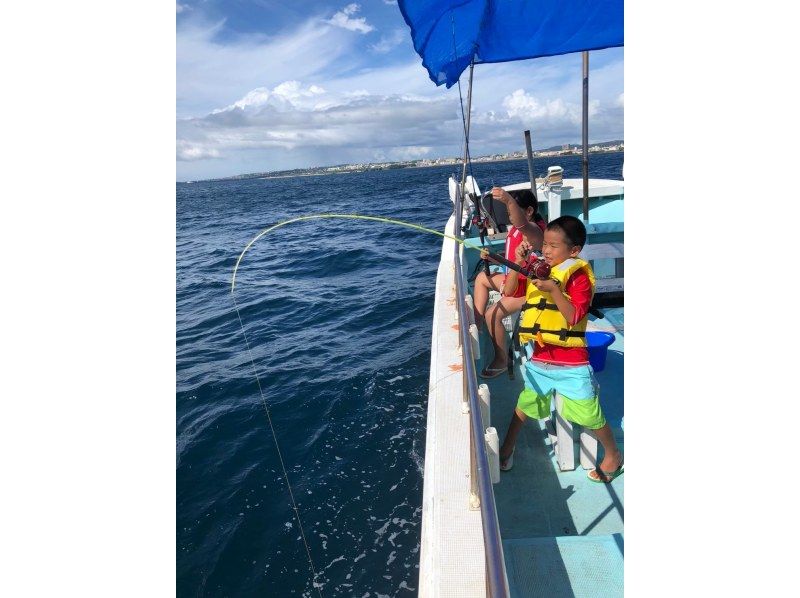 가데나 어항 3세～참가◎트로피컬 낚시 투어《당일 예약◎・생선은 근처의 식당에서 식사 가능の紹介画像