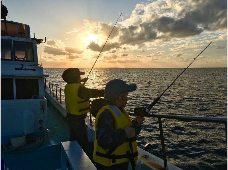 沖縄にある「沖縄海あしびの釣りツアーに参加する子供