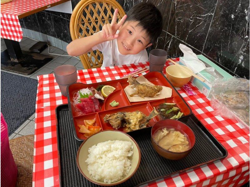 Kadena Fishing Port Tropical Fishing Tour for ages 3 and up (Reservations on the day available) Fish can be eaten at a nearby restaurant First-timers welcomeの紹介画像