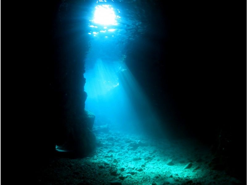 【沖縄・青の洞窟】青の洞窟シュノーケル！ウエットスーツなしOK！写真無制限つき！送迎サービスありの紹介画像