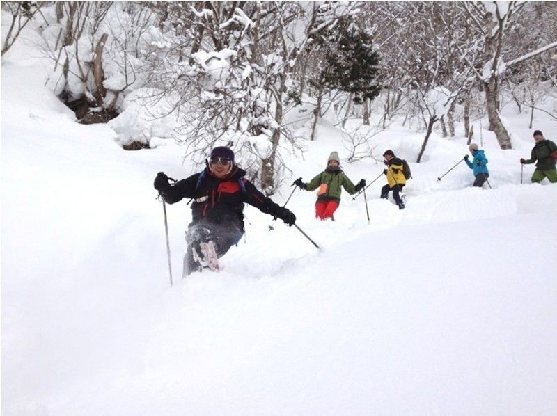 【群馬縣水上町】半日雪鞋健行課程！即使是初學者也能安全參與♪ 4歲以上！ ★深受家庭、情侶和女性喜愛★盡情享受雪中樂趣！の紹介画像