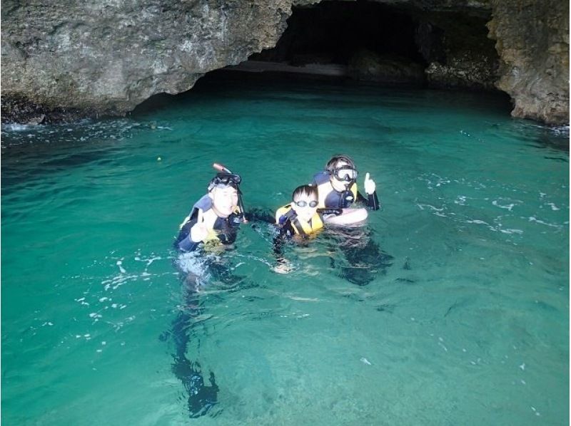 [Okinawa, Ishigaki Island] Course B: Blue Cave Snorkeling Experience & Waterfall Play Fully equipped facilities different from other stores Hot shower Free parking All includedの紹介画像