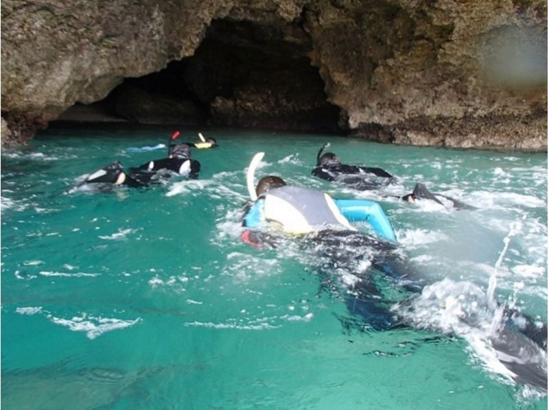[Okinawa/Ishigaki Island]Canoe experience & Blue Cave snorkel & waterfall play