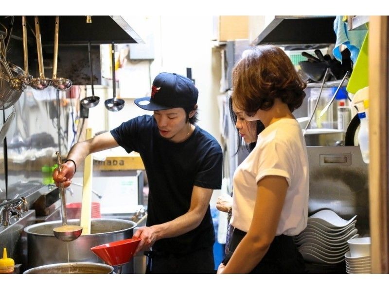 【東京・原宿】在超有名牛骨面店學習拉麵製作！★做湯，燒，裝盤挑戰！超美味體驗！の紹介画像