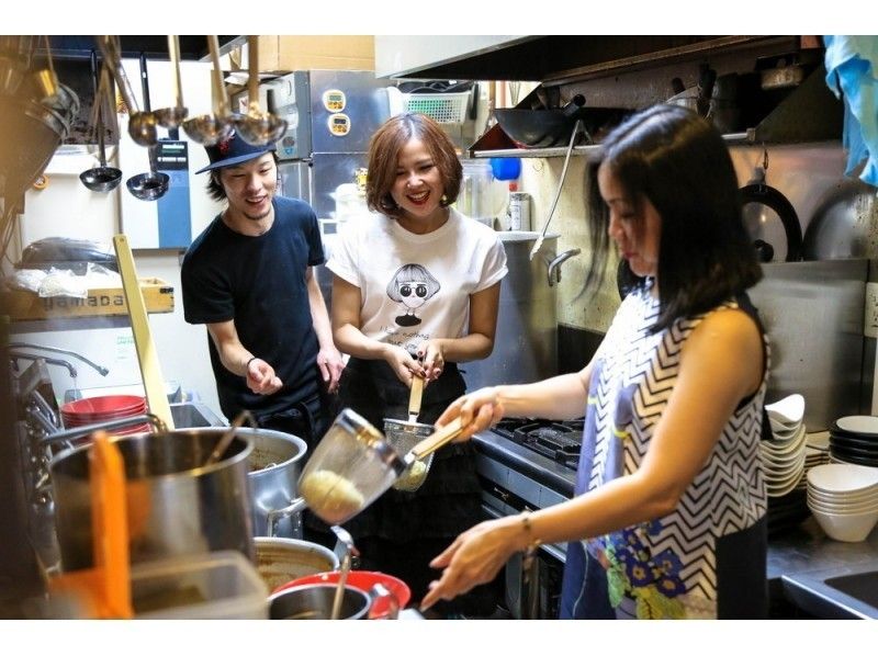 [东京-Harajuku]在着名的牛骨拉面店里做拉面的经验★热水切割，烘烤和服务的挑战！我们吃得好吃！の紹介画像