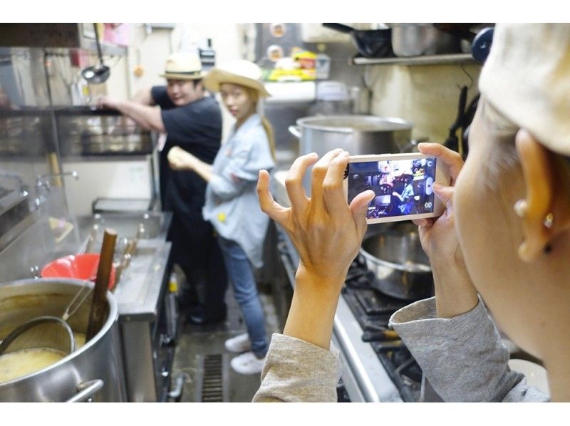 【東京・原宿】有名牛骨ラーメン店でラーメン作り体験★湯切り・炙り・盛り付けに挑戦！美味しく食べよう！の紹介画像