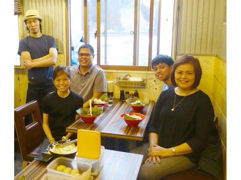 [东京-Harajuku]在着名的牛骨拉面店里做拉面的经验★热水切割，烘烤和服务的挑战！我们吃得好吃！の紹介画像