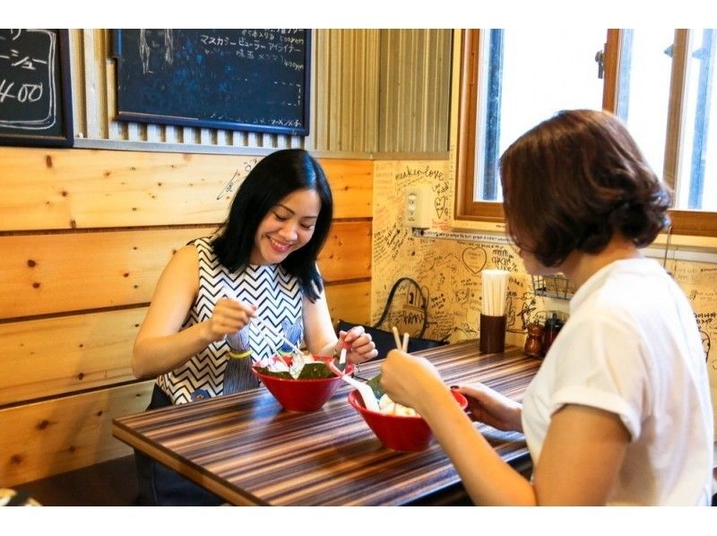 【東京・原宿】有名牛骨ラーメン店でラーメン作り体験★湯切り・炙り・盛り付けに挑戦！美味しく食べよう！の紹介画像