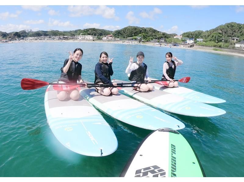 กลุ่มผู้หญิงเพลิดเพลินกับทัวร์ SUP ที่ Beach Fun ในเมืองคัตสึอุระ จังหวัดชิบะ