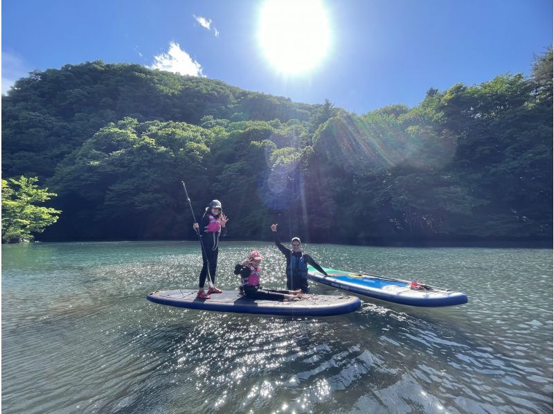 享受由水上“Irie On SUP”赞助的SUP之旅的人们