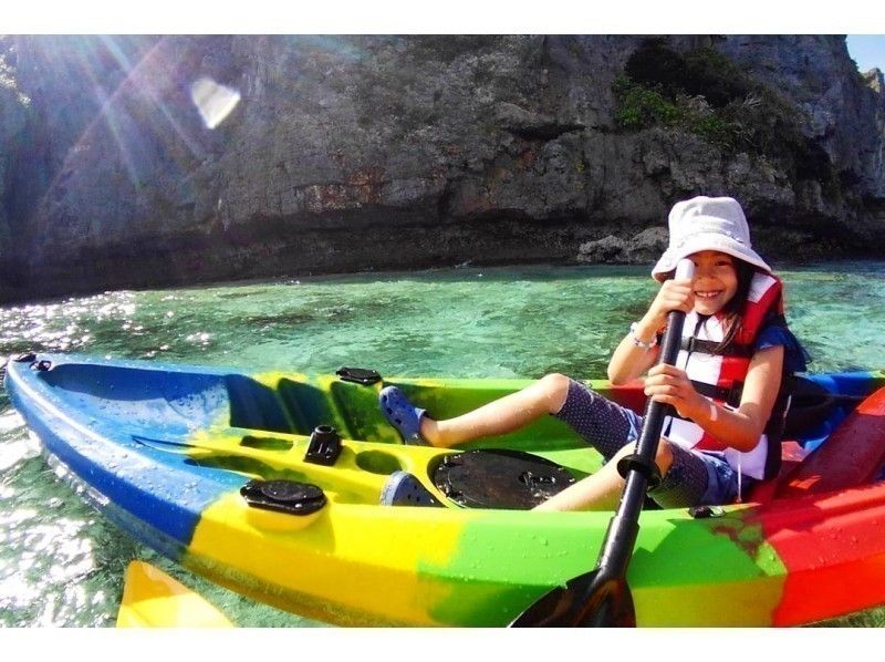 [โอกินาว่า・ เมืองอุรุมะ]พายเรือคายัก(Sea Kayaking)ทัวร์ท่องเที่ยวの紹介画像