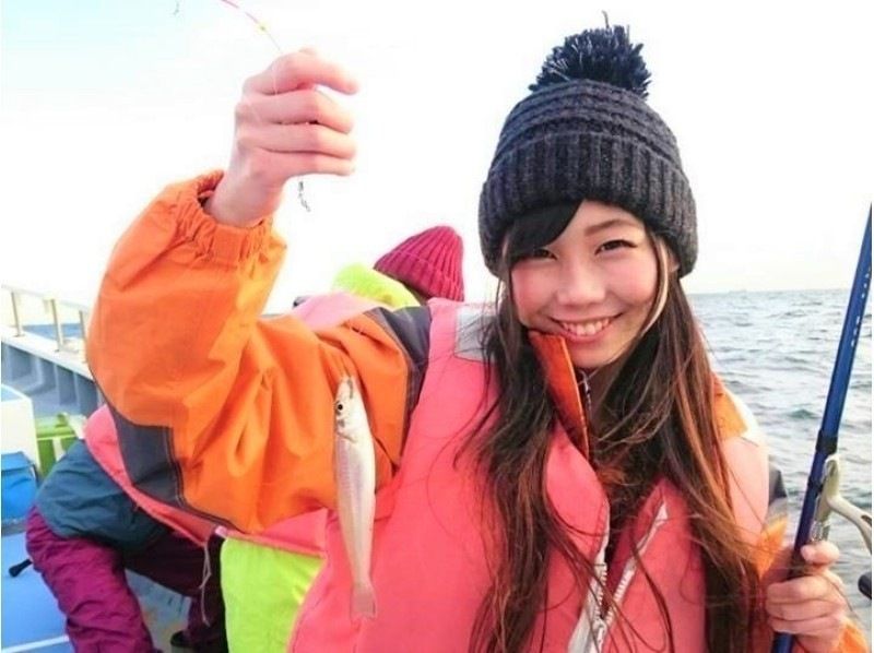 「釣り船　進丸」シロギス　釣り体験を楽しむ女性