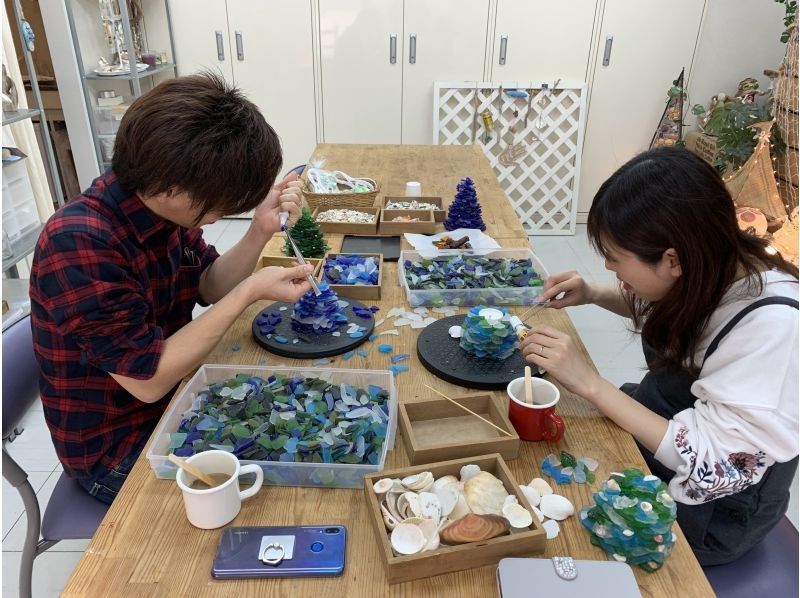 [Hyogo/Kobe] Make a lovely lampshade to brighten up your summer! ☆Beginners and children are welcome☆ Enjoy making wonderful handmade works that make you feel the sea with marine glass and seashells♪の紹介画像
