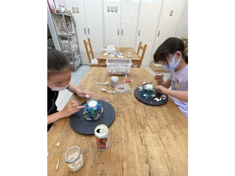 【兵庫・神戸】夏を彩る素敵なランプシェード作り！☆初心者、お子さま大歓迎☆マリンガラスや貝殻で海を感じる素敵な手作り作品をお楽しみください♪の紹介画像