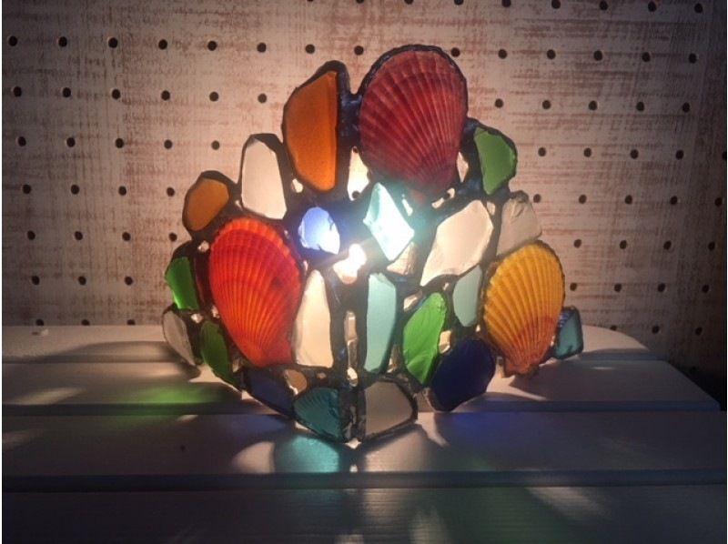 [Hyogo/Kobe] Make a stained glass style lampshade using marine glass and seashells! Enjoy the wonderful design that gives you a sense of the sea ♪の紹介画像