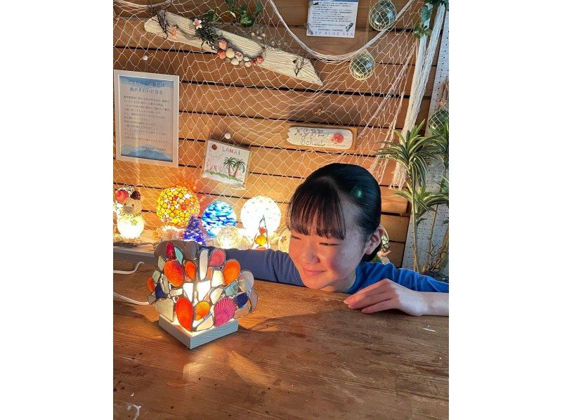 【兵庫・神戸】「スーパーサマーセール2024」ランプシェード作り～マリンガラスと貝殻でステンドグラス風ランプシェードを作ります！の紹介画像