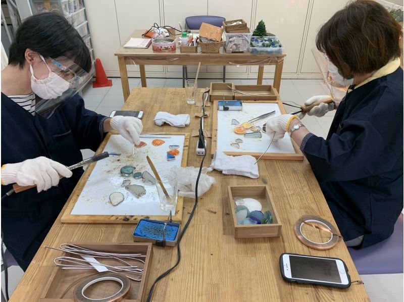 [Hyogo/Kobe] "Super Summer Sale 2024" Lampshade Making - Make a stained glass-style lampshade using marine glass and seashells!の紹介画像