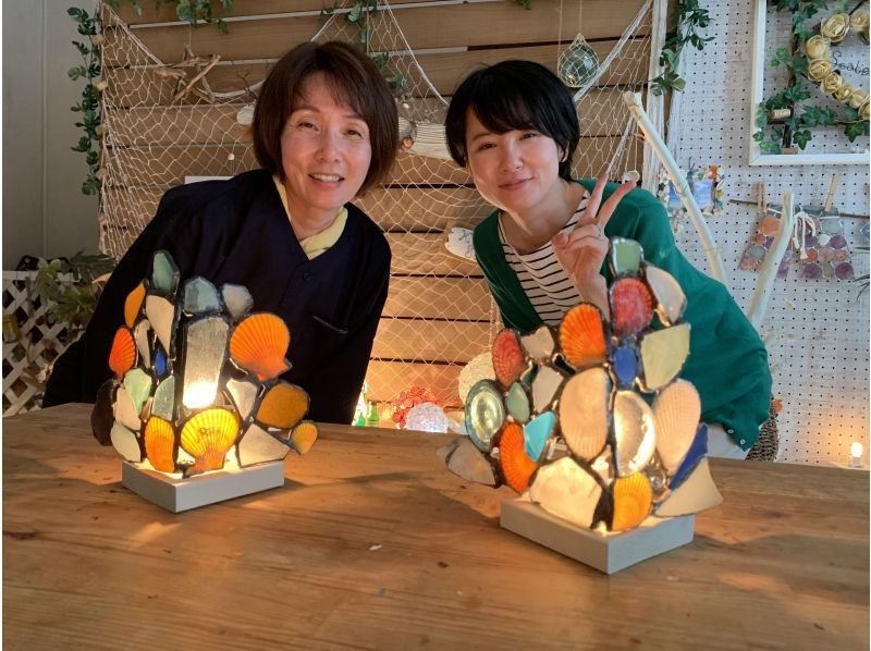 【兵庫・神戸】「スーパーサマーセール2024」ランプシェード作り～マリンガラスと貝殻でステンドグラス風ランプシェードを作ります！の紹介画像