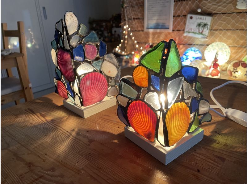 【兵庫・神戸】マリンガラスと貝殻を使ったステンドグラス風のランプシェード作り！海を感じる素敵なデザインをお楽しみください♪の紹介画像