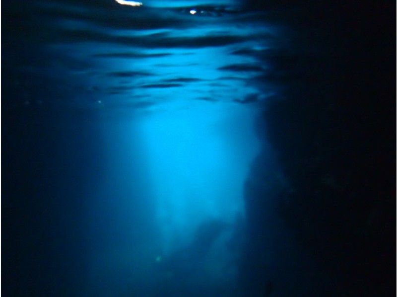 【沖縄・恩納村】ボートで青の洞窟シュノーケル！写真撮影＆データ無料♪ LINEで送りますの紹介画像
