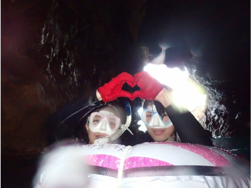 【沖縄・恩納村】ボートで青の洞窟シュノーケル！写真撮影＆データ無料♪ LINEで送りますの紹介画像