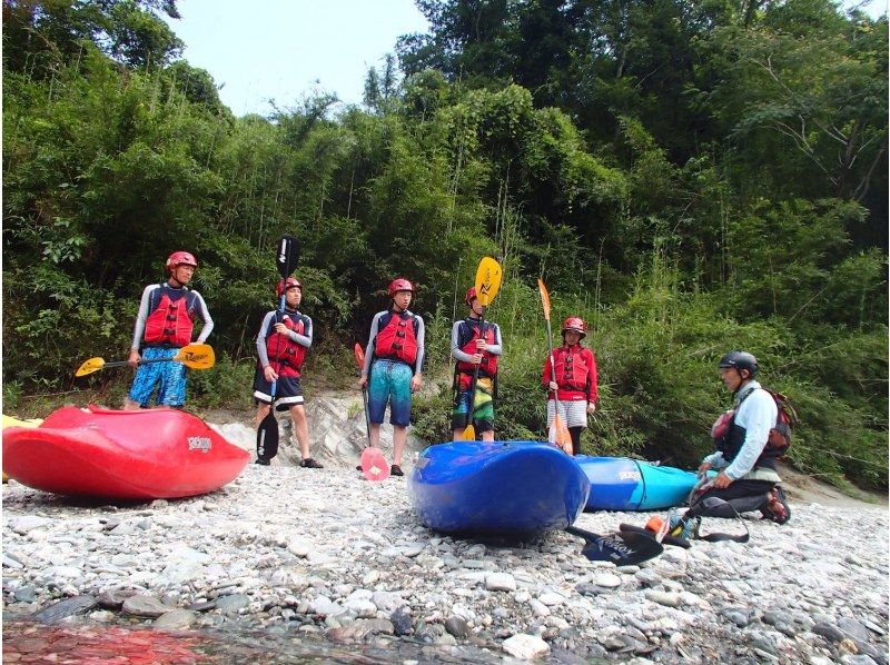 SALE! The royal water sport! Your first mini-touring trip on a full-scale river kayak on the clear Yoshino River! Lessons included [Kochi]の紹介画像