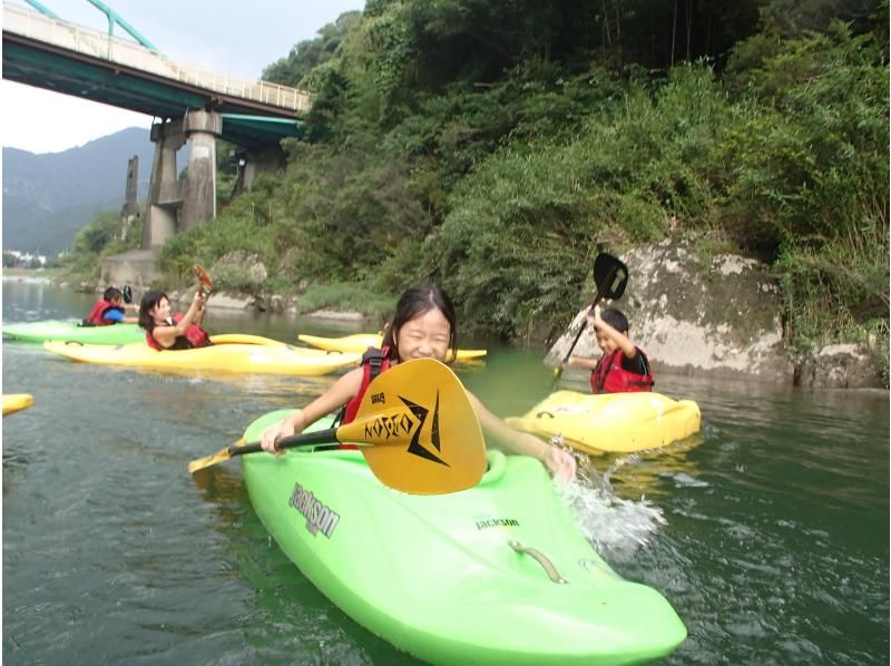 SALE! The royal water sport! Your first mini river kayak tour on the pure Yoshino River with lessons included [Kochi]の紹介画像