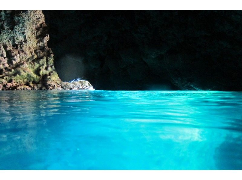 スプリングセール実施中♪ボートで行く青の洞窟体験ダイビング+マリンスポーツ3種♪最新GoPro撮影・餌付無料！の紹介画像
