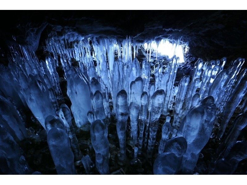 【北海道・支笏洞爺】日本最大の氷筍洞窟へ「大滝氷筍洞窟探訪」の紹介画像