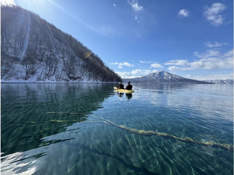 Hokkaido Lake Shikotsu "Nature Activity Center Ocean Days Lake Shikotsu Main Branch" People enjoying canoeing on Lake Shikotsu in winter