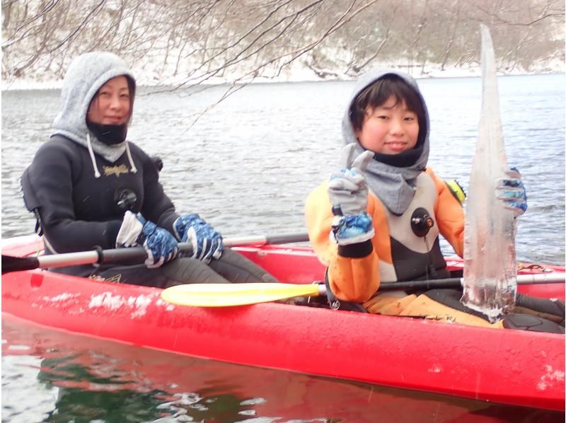 手ぶらでＯＫ！写真無料、濡れないドライスーツで暖か安心！水質11年連続日本1位を誇る湖・川の美しさを、北海道初上陸クリアカヤックで体感！の紹介画像