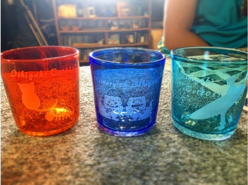 沖縄・石垣市】カラフルな琉球グラスにご自身の名前や記念日を「体験