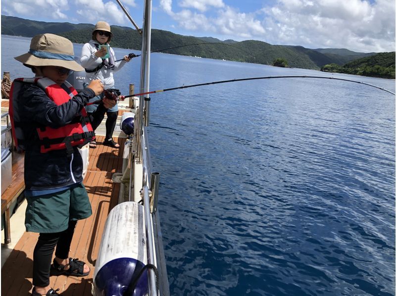 [A美大島]手工乘船釣魚*半天課程*您可以將魚帶到小酒館！の紹介画像