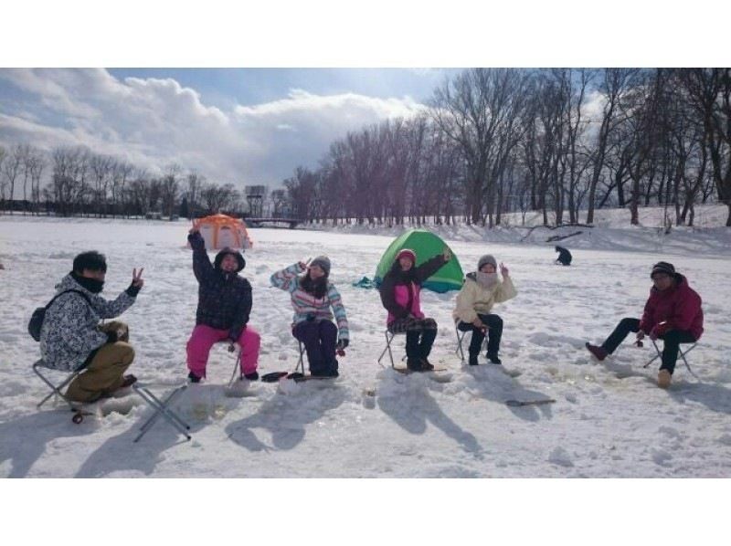 【札幌近郊・茨戸川開催/約5時間】 11:00発 氷上ワカサギ釣り体験 往復送迎&シャトレーゼの1,300円分スイーツ券または温泉入浴券付きの紹介画像