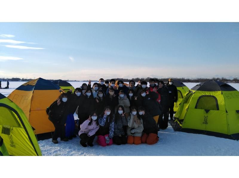 【札幌近郊・茨戸川開催／約5時間】 11:00発 氷上ワカサギ釣り体験 往復送迎＆シャトレーゼの1,300円分スイーツ券または温泉入浴券付きの紹介画像