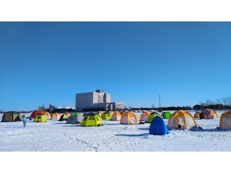 [Held in the Ibarato River near Sapporo, Hokkaido] Ice fishing for smelt | Weekends and holidays only 11:00 departure from Sapporo Station ★ Lunch buffet includedの紹介画像